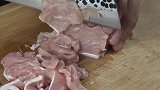 23一斤的猪肉，小徐买了2斤，回家做煎肉，配1大碗米饭吃美了