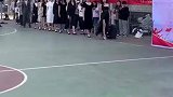 一群小姐姐在篮球场上走秀气质非凡
