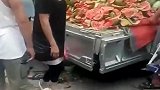 西瓜还能这样卖,看到这一幕我真是服,网友,高手在民间