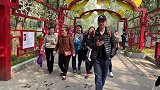 我们班男生和女生一起逛郑州人民公园