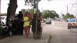 假扮成草人在路边吓人，看到美女被吓到，路人都笑了起来