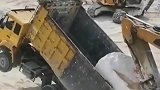 挖掘机装石头，司机不愿意了