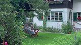 夏日的午后，奥地利的老奶奶在自家的院子里晒太阳.......