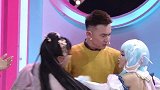 男子一上台，三位姑娘上演抢男人戏码，场面太逗傅首尔乐坏了