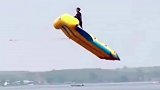 网友一个人玩水上香蕉船，没想到直接起飞了