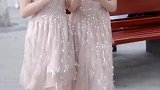 杭州街拍两位身穿仙女裙的小姐姐，这衣服有点闪眼睛啊！
