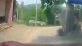 死角转弯不减速按喇叭，行车记录仪拍下车祸瞬间