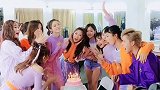 女孩们一起庆祝生日