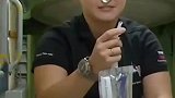 近距离观看航天员在太空环境是如何喝水的，太好玩了