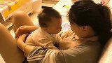 无意中拍到的一幕，直接把我看愣了，宝宝真是太暖了！