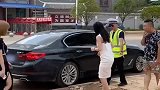 不要小瞧女司机的爆发力，这一脚踹下去，路人都惊呆了！