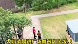 大妈清晨小区楼下跳广场舞被居民泼水，隔空投掷锐物予以还击