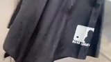 这个雨伞挺有自己的想法的，打开的一瞬间，妹子哭了