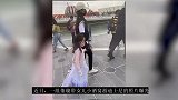 董璇带5岁女儿逛迪士尼，走路紧贴妈妈乖巧可爱，五官超像高云翔