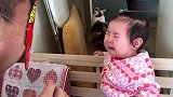 爸爸戴面具吓哭宝宝，你可太皮了
