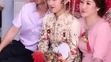 女儿出嫁，母亲表情凝固怎么也笑不出来