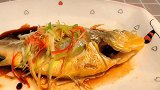 广东清蒸鱼的秘诀，蒸鱼不开肚子，没有一点腥味，原汁原味的鲜甜