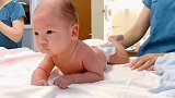 妈妈在家里给小宝宝做按摩，小宝宝的表情实在是太萌了，好可爱！