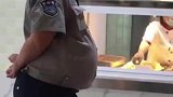 食堂大哥的肚子一整个可爱住了