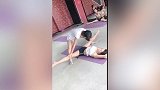 成年后练瑜伽真的苦 看美女拉筋太心疼