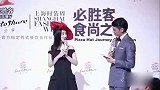 37岁李小璐晒近照心情好 ，化大红唇嘟嘴卖萌画风搞怪