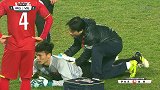 裴进勇果断出击化解危机 伊拉克后卫躲避不及两败俱伤