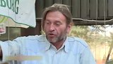 露天餐厅出现带威亚的椅子，没想到路人被整惨了，真是太坏了