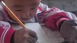 可爱的男孩，这娃真是太用功了吧
