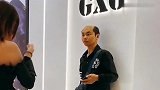 美女系鞋带，却让小伙特别尴尬，网友：纯粹是来搞笑的！