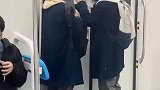 地铁上男生给女生讲题，愿时光不负你们的努力