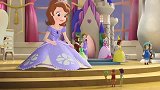 小公主苏菲亚将自己变小，和小精灵们玩起了枕头大战，开心