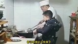 爆笑：儿子的厨艺都快超过爸爸了