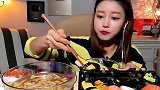 韩国宽粉美女挑战乌冬面配寿司，连汤都不放过，超满足