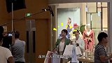 商场偶遇杨紫拍戏，与同组女演员同框身材被完虐，好在身高可人