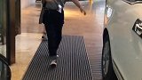 户外偶遇陈钰琪小姐姐，看到这大长腿我服了，网友实名羡慕！