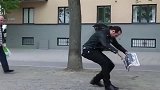 老外街头悬空整蛊路人，看看你们没见过世面的样子！