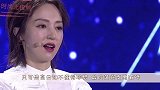 董璇携女儿出行，女儿身穿一条背带裙，小小年纪气质不输妈妈！