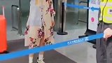 谢娜与粉丝拥抱