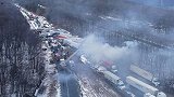 美国暴雪致50多辆车连环追尾 司机拍下恐怖过程
