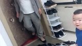 姥姥一进屋，小家伙就开始告状，有靠山也不带这样坑娘的