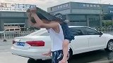 相差15岁的兄妹，无意间拍到这一幕，这是兄妹之间的爱！