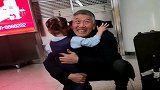 一听说爷爷要来，小孙女早早在此等候，不料爷爷的反应真是扎心了