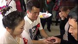 新郎和新娘跪别亲人，姑娘非常的不舍，好感动
