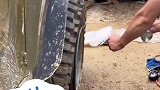 越野车轮胎脱圈无法充气，男子“火补疗法”，轮胎两下恢复原状