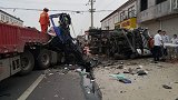 安徽2重型车相撞致2死1伤 车头被撞烂货物飞出