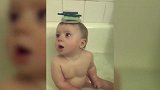 宝宝在浴盆里洗澡，被妈妈推开后，宝宝解锁的新技能让妈妈笑疯了