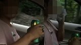 乐山一男子“火”进交警队：开车喝啤酒啃卤鸭拍视频
