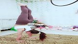 小姐姐玩倒立，超强的力量