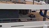 享受生活！内马尔2亿购买的新游艇抵港