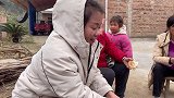 湖南姑娘烤糍粑来吃，这味道能勾起儿时的回忆没？太好吃了